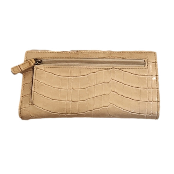 WOMENS Guess cream patent reptile skin wallet. - Picture 4 of 15
